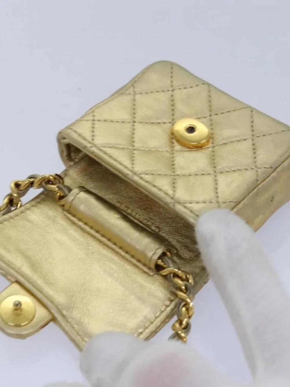 CHANEL brand	chanel color	gold